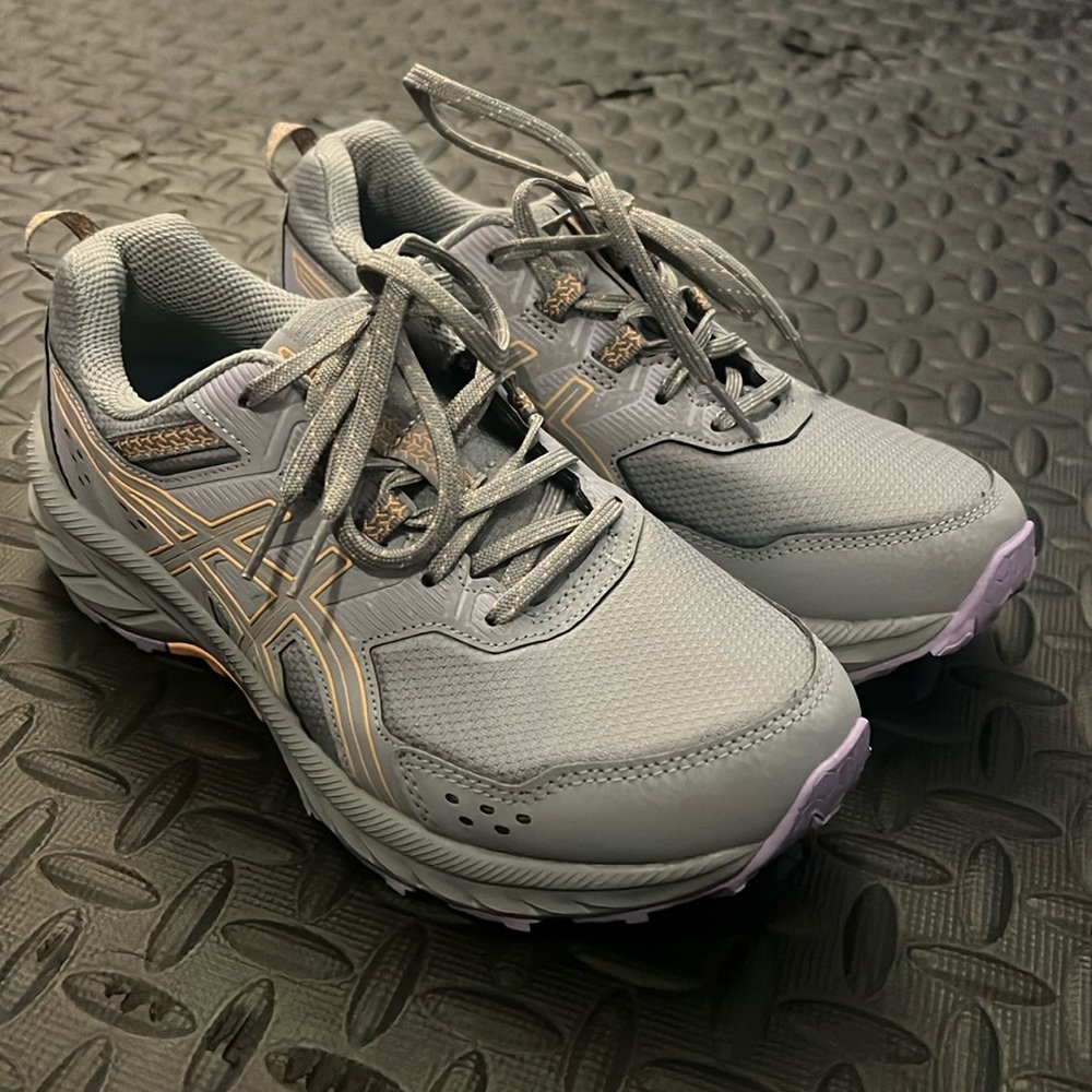 Women’s Asics sneakers - worn once 7 1/2.